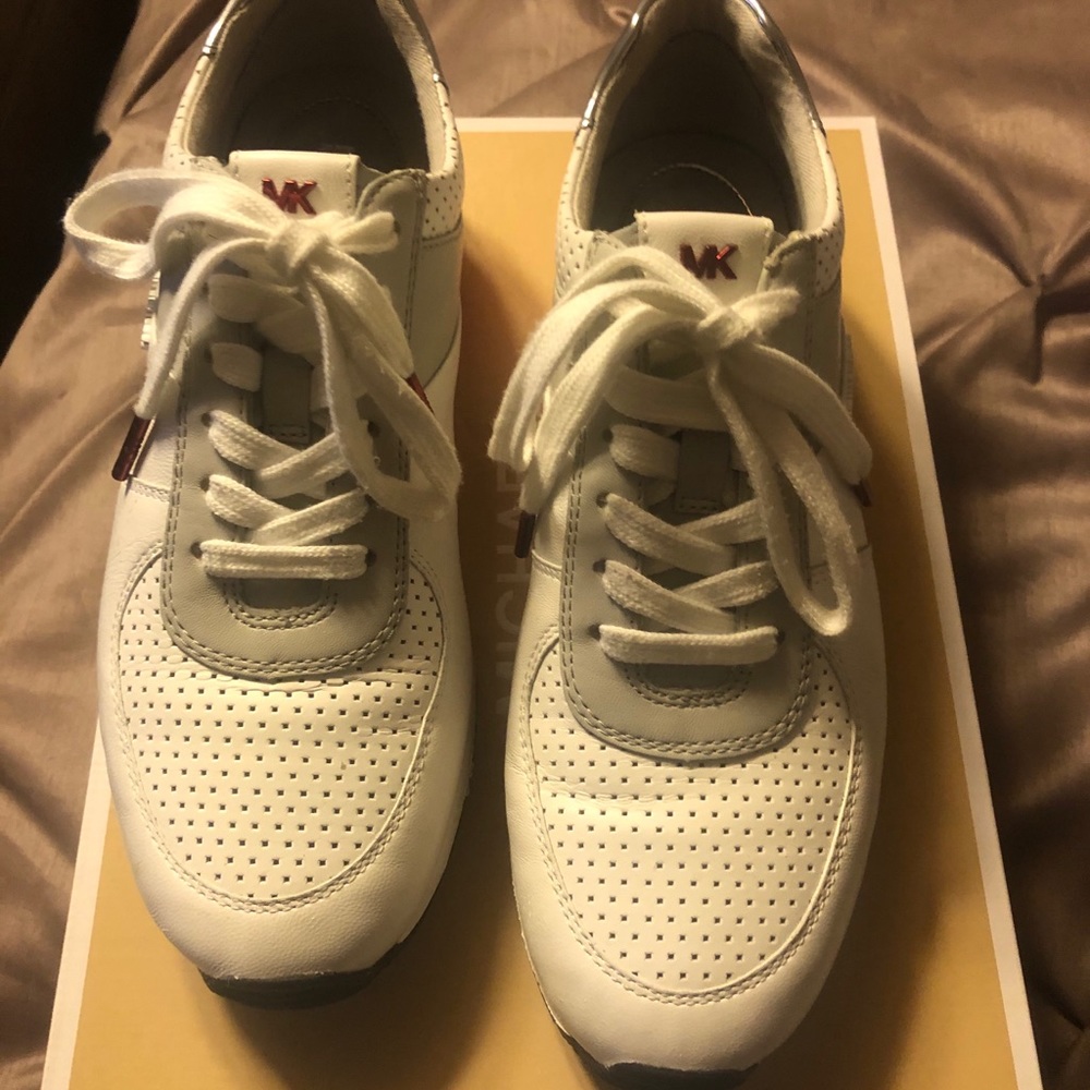 Tennis shoes